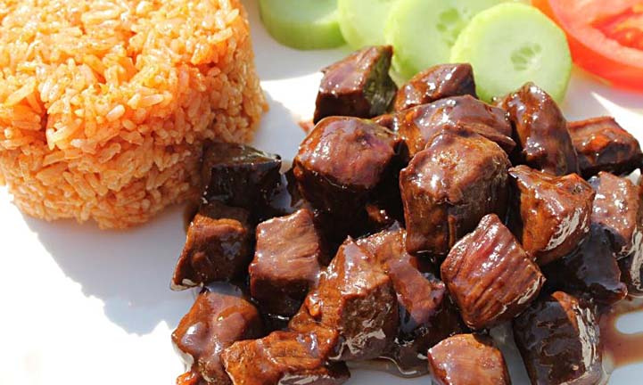 lok lak à la viande de boeuf coupée en cubes