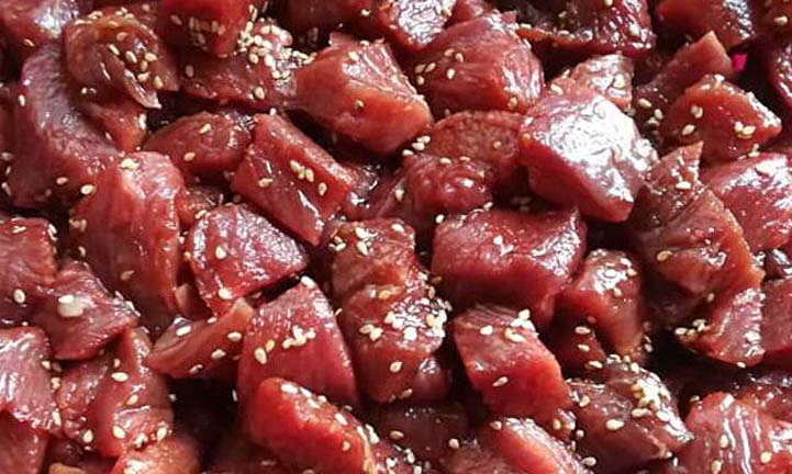 viande de boeuf coupée en cubes pour un plat asiatique ou des brochettes