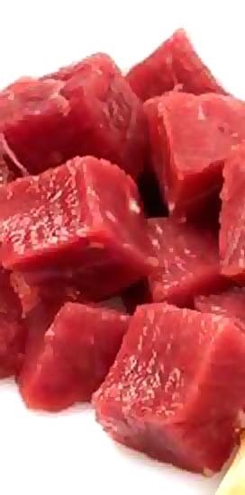 viande boeuf coupée en cubes pour des brochettes ou du lok lak