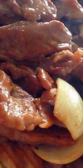 viande de porc coupée en lamelles pour un plat sauté asiatique