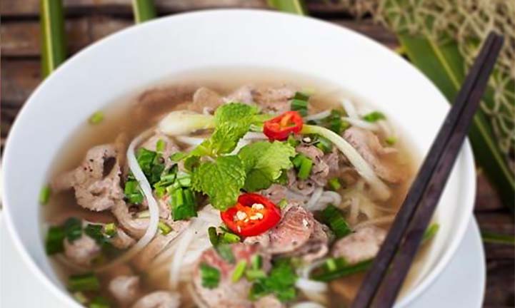 boeuf ou porc coupés en lamelles pour une soupe asiatique