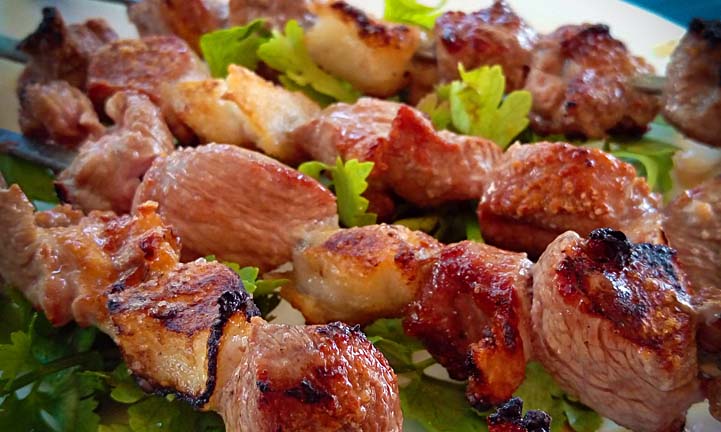 agneau, boeuf ou porc coupés en cubes pour des brochettes